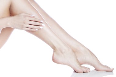 Kadın ayak ve el Beyaz manikür ile beyaz arka plan üzerinde yan görünüm