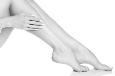 Kadın ayak ve el Beyaz manikür ile beyaz arka plan üzerinde yan görünüm