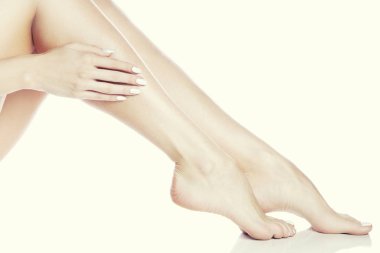 Kadın ayak ve el Beyaz manikür ile beyaz arka plan üzerinde yan görünüm