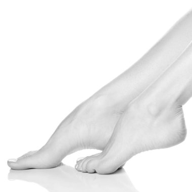 Beyaz arka plan üzerinde beyaz manikür ile kadın ayak görünümü Kapat