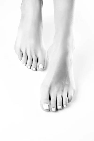 Vue Rapprochée Des Pieds Féminins Avec Manucure Blanche Sur Fond — Photo