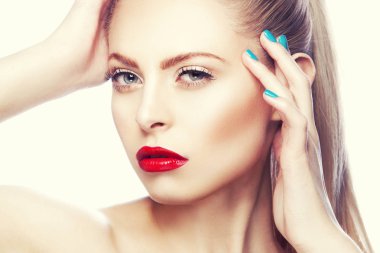 Kırmızı dudaklar ve mavi oje ile kadın portresi