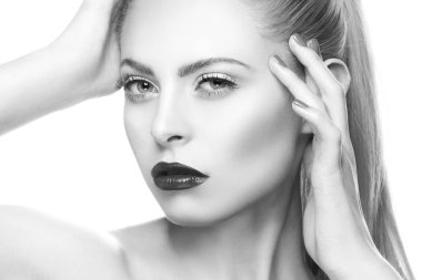 Karanlık dudakları ve tırnak cilası ile kadın portresi