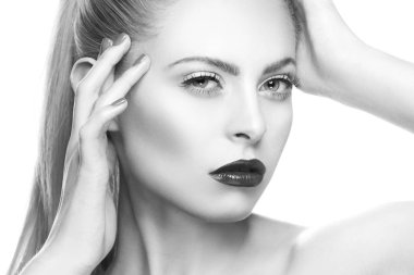 Karanlık dudakları ve tırnak cilası ile kadın portresi