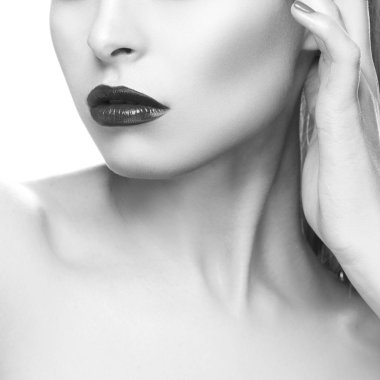 Modern karanlık dudak makyaj ile kadın portresi kısmi görünümü