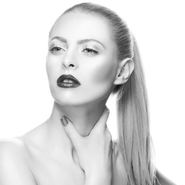 Karanlık dudakları ve tırnak cilası ile kadın portresi