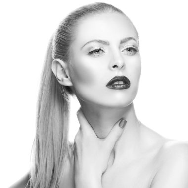 Karanlık dudakları ve tırnak cilası ile kadın portresi