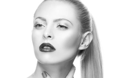 Karanlık dudakları ve tırnak cilası ile kadın portresi