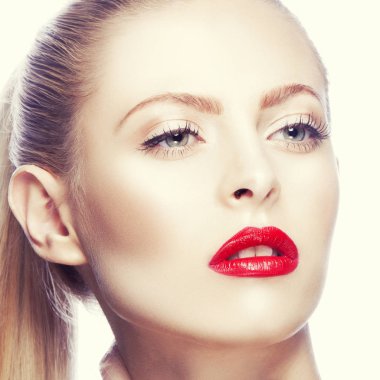 Modern kırmızı dudaklar makyaj ile kadın portresi