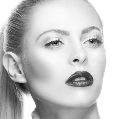 Modern karanlık dudak makyaj ile kadın portresi