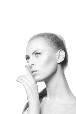 Doğal makyaj ve tırnak cilası ile kadın portresi