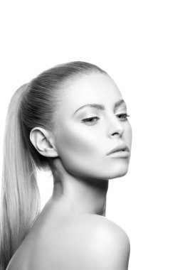 Beyaz arka plan üzerinde doğal makyaj ile kadın portresi