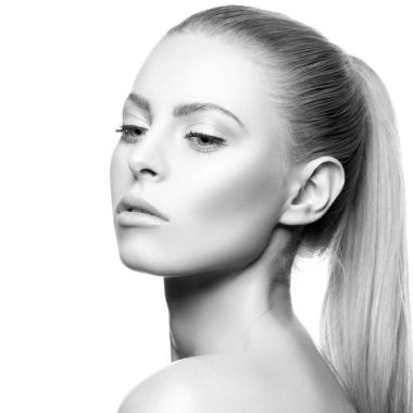 Beyaz arka plan üzerinde doğal makyaj ile kadın portresi