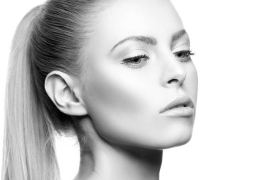 Beyaz arka plan üzerinde doğal makyaj ile kadın portresi