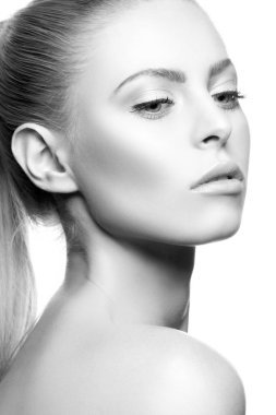 Beyaz arka plan üzerinde doğal makyaj ile kadın portresi