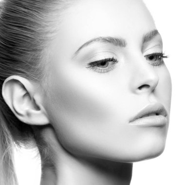 Beyaz arka plan üzerinde doğal makyaj ile kadın portresi