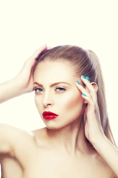 Retrato Mujer Con Labios Rojos Esmalte Uñas Azul — Foto de Stock