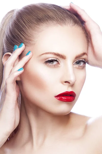Retrato Mujer Con Labios Rojos Esmalte Uñas Azul — Foto de Stock