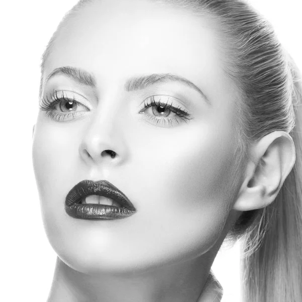 Porträtt Kvinna Med Moderna Mörka Läppar Makeup — Stockfoto