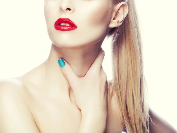 Retrato Recortado Mujer Con Labios Rojos Esmalte Uñas Azul —  Fotos de Stock