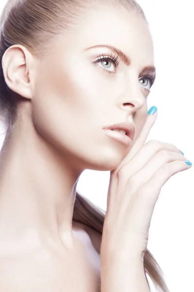 Πορτρέτο Γυναίκας Φυσικό Μακιγιάζ Και Μπλε Βερνίκι Νυχιών — Φωτογραφία Αρχείου