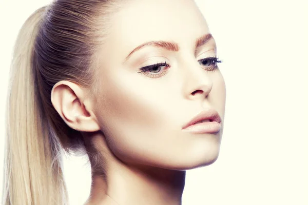 Retrato Mujer Con Maquillaje Natural Sobre Fondo Blanco —  Fotos de Stock