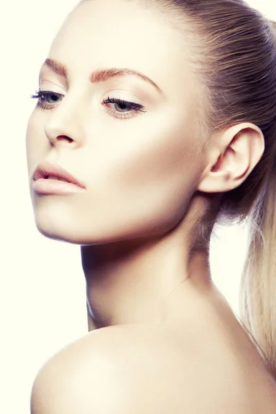 Retrato Mujer Con Maquillaje Natural Sobre Fondo Blanco — Foto de Stock