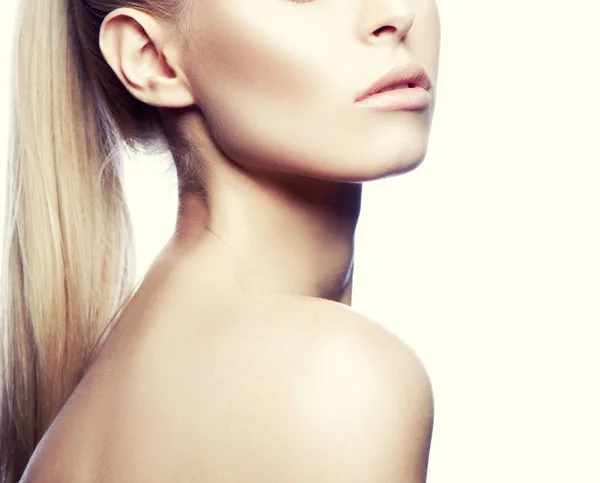 Retrato Recortado Mujer Joven Con Maquillaje Natural Sobre Fondo Blanco —  Fotos de Stock