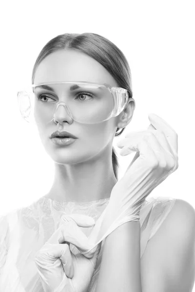 目盾と外科手袋で自然なメイクで若い女性の肖像画 — ストック写真