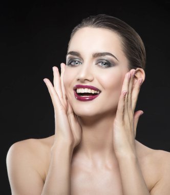 siyah arka plan üzerine vinous dudaklar genç gülümseyen kadın portresi