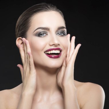 siyah arka plan üzerine vinous dudaklar genç gülümseyen kadın portresi