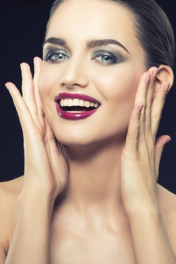 siyah arka plan üzerine vinous dudaklar genç gülümseyen kadın portresi
