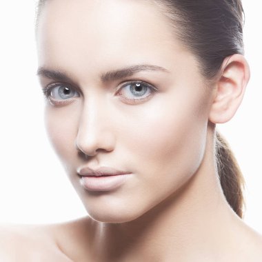 Beyaz arka plan üzerinde doğal makyaj ile genç kadın portresi