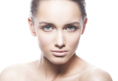 Beyaz arka plan üzerinde doğal makyaj ile genç kadın portresi