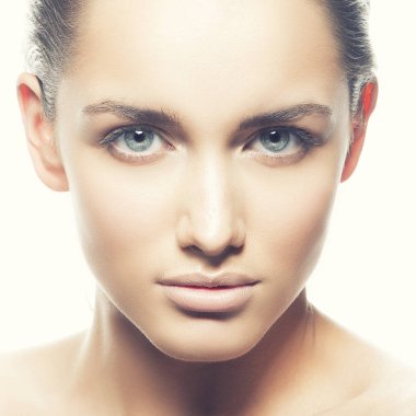 Beyaz arka plan üzerinde doğal makyaj ile genç kadın portresi