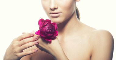 Doğal makyaj ve Şakayık çiçeği beyaz arka plan üzerinde olan kadın portresi kırpılmış