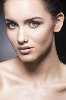 Siyah arka plan üzerine doğal makyaj ile genç kadın portresi