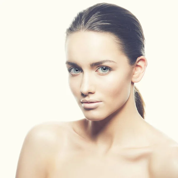 Retrato Mujer Joven Con Maquillaje Natural Sobre Fondo Blanco — Foto de Stock