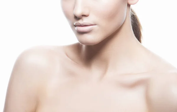 Retrato Recortado Mulher Jovem Com Maquiagem Natural Sobre Fundo Branco — Fotografia de Stock