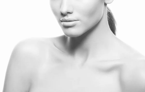 Retrato Recortado Mujer Joven Con Maquillaje Natural Sobre Fondo Blanco —  Fotos de Stock