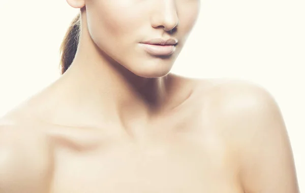 Retrato Recortado Mujer Joven Con Maquillaje Natural Sobre Fondo Blanco — Foto de Stock