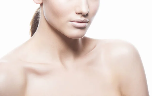 白色背景下自然化妆的年轻女性画像 — 图库照片