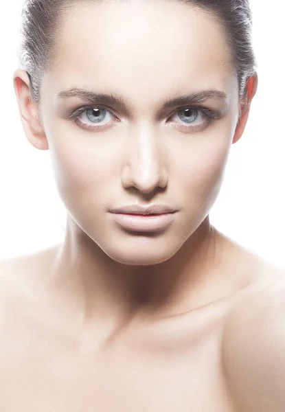 Retrato Mujer Joven Con Maquillaje Natural Sobre Fondo Blanco —  Fotos de Stock