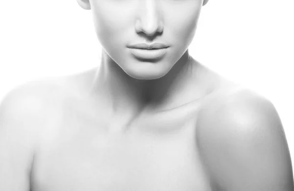 Przycięte Portret Młodej Kobiety Naturalny Makijaż Białym Tle — Zdjęcie stockowe