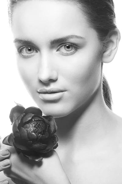 Retrato Mujer Joven Con Maquillaje Natural Flor Peonía Sobre Fondo —  Fotos de Stock