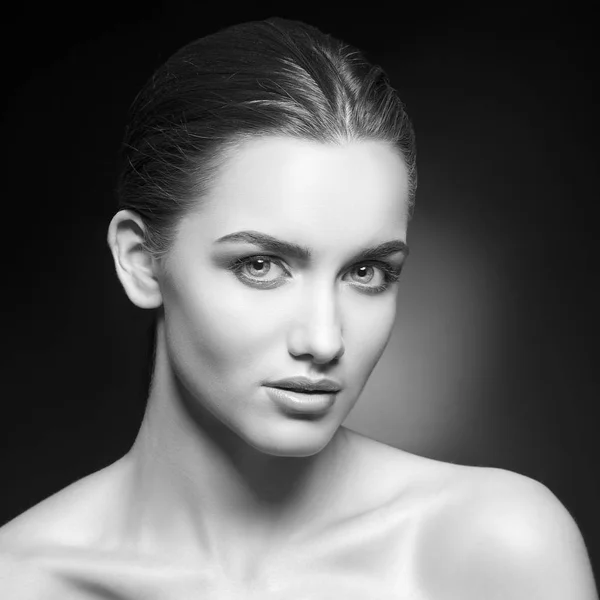 黒い背景に自然な化粧品で若い女性の肖像画 — ストック写真
