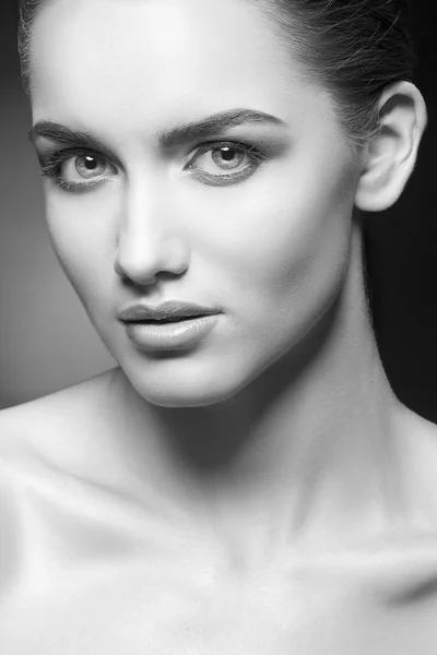 Retrato Mujer Joven Con Maquillaje Natural Sobre Fondo Negro — Foto de Stock