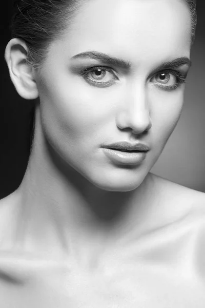 黒い背景に自然な化粧品で若い女性の肖像画 — ストック写真