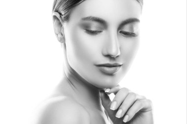 Beyaz arka plan üzerinde doğal makyaj ile genç kadın portresi