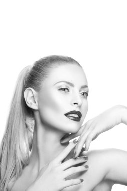 Karanlık dudakları ve tırnak cilası ile kadın portresi